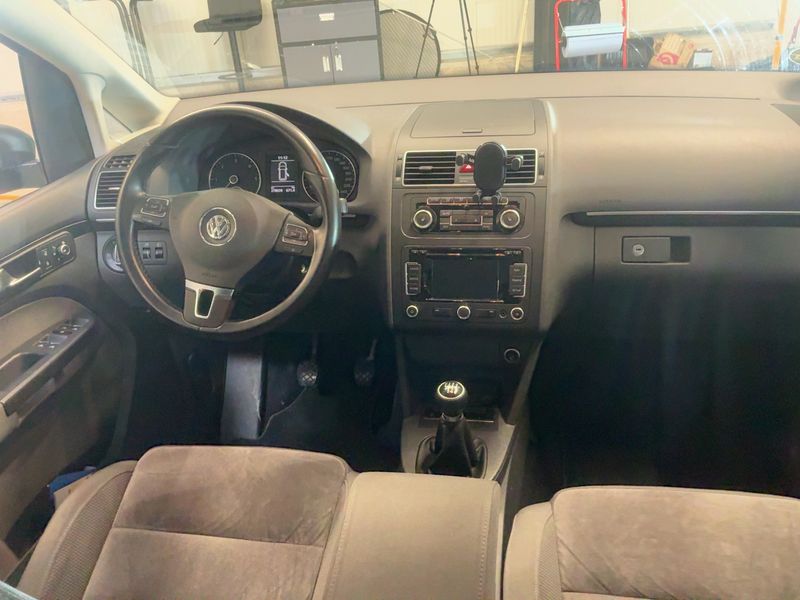 Volkswagen Touran 1.6 TDI Highline BlueMotion Tech 2011 – снимка 12