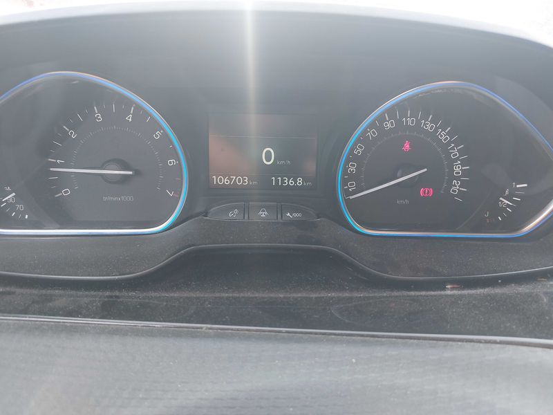 Peugeot 2008 1.2 PureTech Allure 2017 – снимка 12