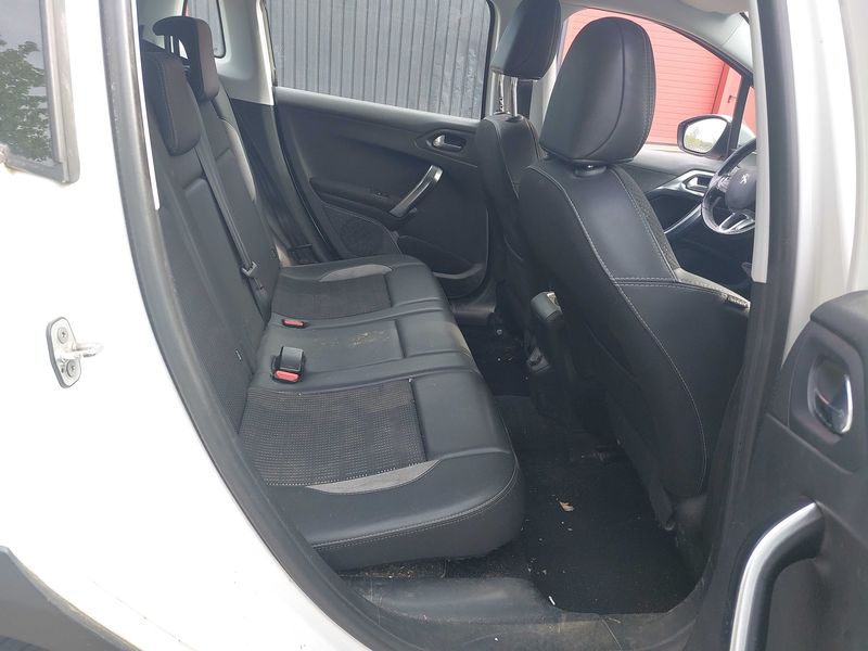 Peugeot 2008 1.2 PureTech Allure 2017 – снимка 14