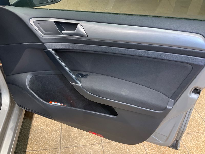 Volkswagen Golf VII 1.6 TDI Comfortline BlueMotion Tech 2015 – снимка 32