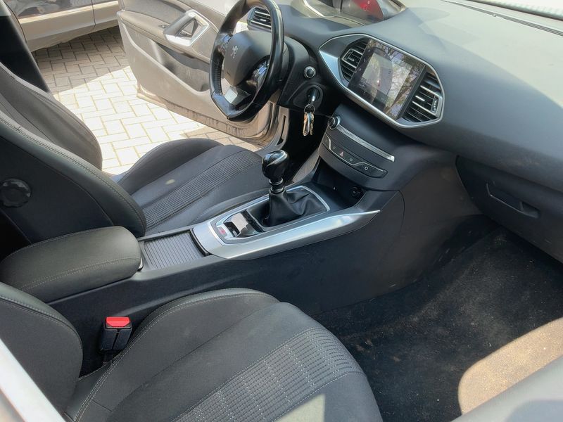 Peugeot 308 1.5 Blue-HDi Allure 2021 – снимка 16