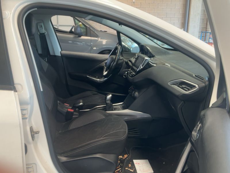 Peugeot 2008 1.6 Blue-HDi Style 2017 – снимка 11