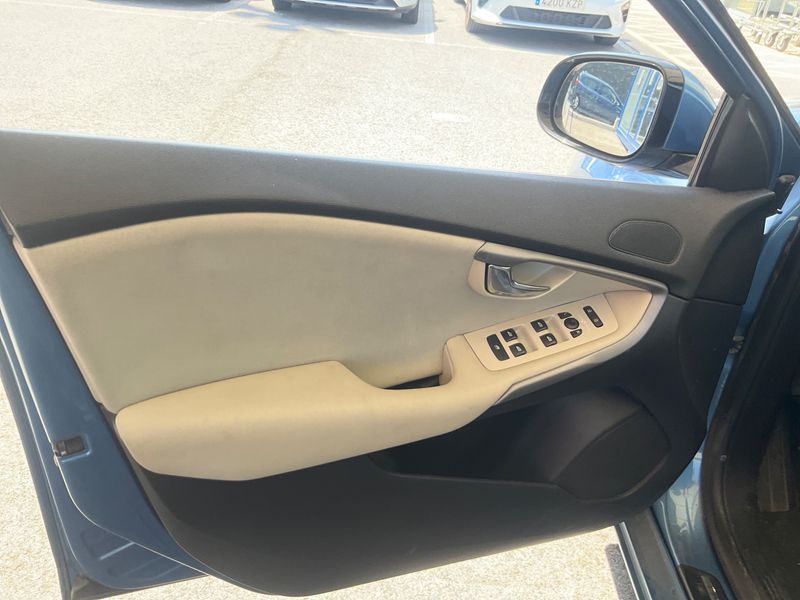 Volvo V40 1.6 D2 Momentum 2015 – снимка 35