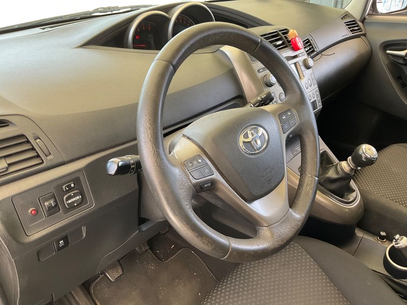 Toyota Verso 2.0 D-4D Executive 2009 – снимка 30