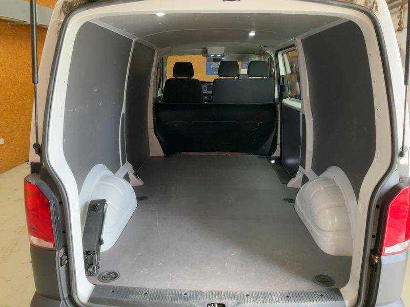 Volkswagen T6 Transporter 2.0 TDI Kasten EcoProfi lang FWD 2020 – снимка 15