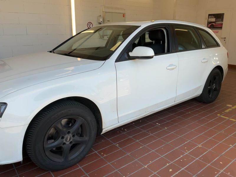 Audi A4 2.0 TDI quattro Attraction 2011 – снимка 2