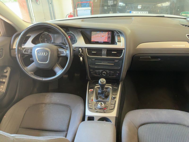 Audi A4 2.0 TDI quattro Attraction 2011 – снимка 12