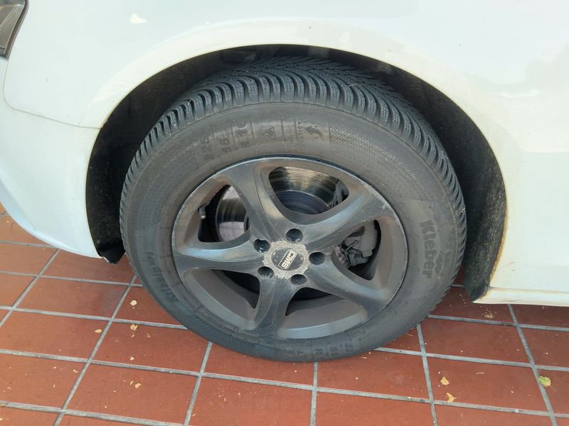 Audi A4 2.0 TDI quattro Attraction 2011 – снимка 16