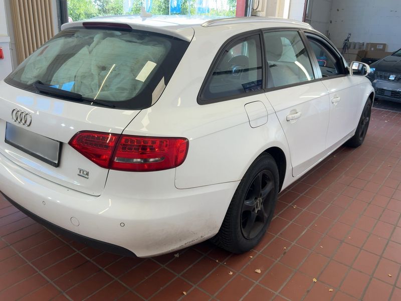 Audi A4 2.0 TDI quattro Attraction 2011 – снимка 6