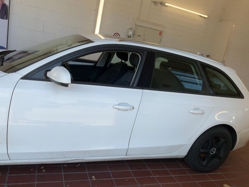 Audi A4 2.0 TDI quattro Attraction 2011 – снимка 4