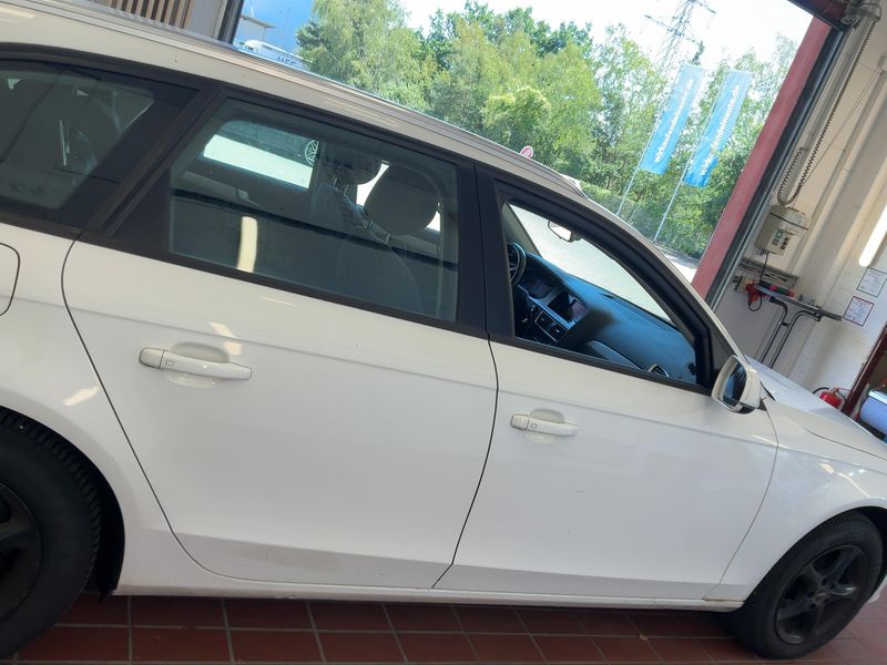 Audi A4 2.0 TDI quattro Attraction 2011 – снимка 7