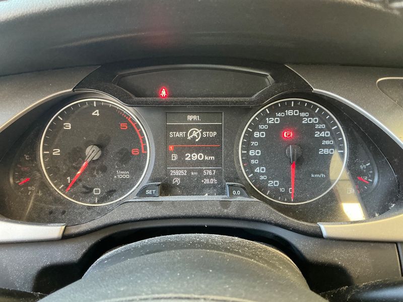 Audi A4 2.0 TDI quattro Attraction 2011 – снимка 13