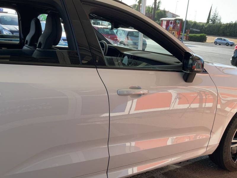 Volvo XC60 2.0 B4 Mild-Hybrid R Design 2WD 2022 – снимка 10