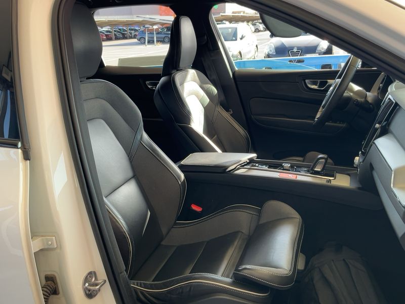 Volvo XC60 2.0 B4 Mild-Hybrid R Design 2WD 2022 – снимка 16