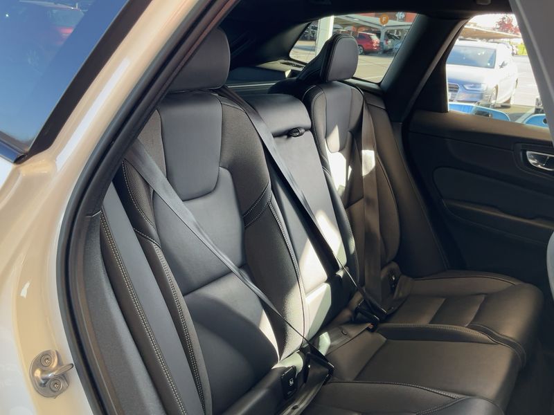 Volvo XC60 2.0 B4 Mild-Hybrid R Design 2WD 2022 – снимка 19