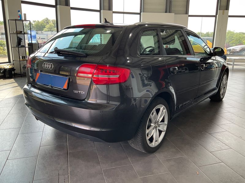 Audi A3 Sportback 1.6 TDI Ambition 2010 – снимка 2