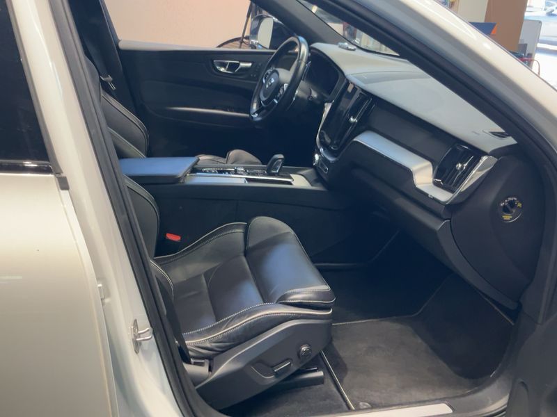 Volvo XC60 2.0 B5 Diesel Mild-Hybrid R-Design AWD 2020 – снимка 17