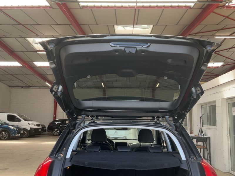Peugeot 2008 1.2 PureTech Allure 2016 – снимка 15