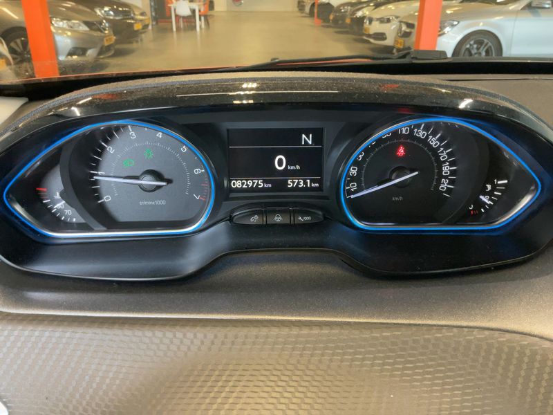Peugeot 2008 1.2 VTi Allure 2017 – снимка 18