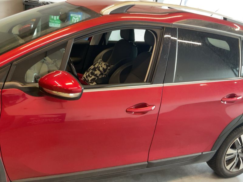 Peugeot 2008 1.2 VTi Allure 2017 – снимка 4