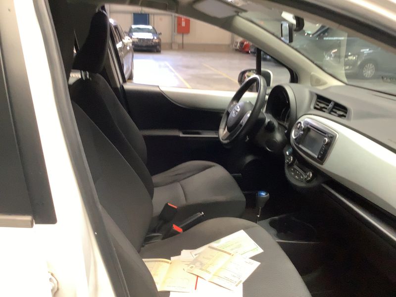 Toyota Yaris 1.5 Hybrid 2014 – снимка 16