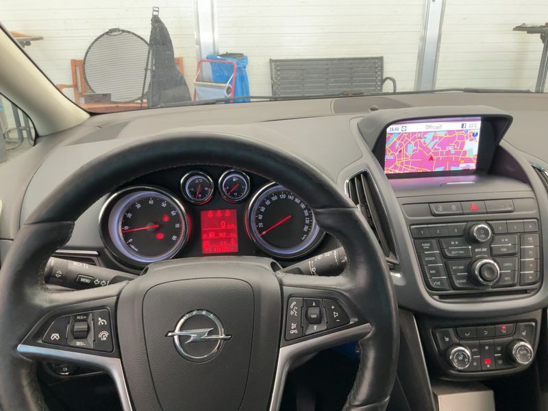 Opel Zafira Tourer 1.4 Turbo Innovation 2013 – снимка 18