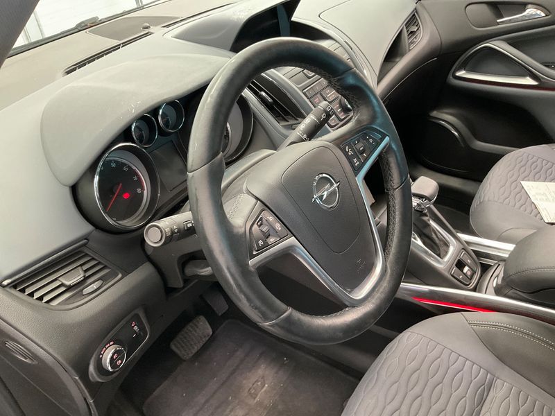 Opel Zafira Tourer 1.4 Turbo Innovation 2013 – снимка 34