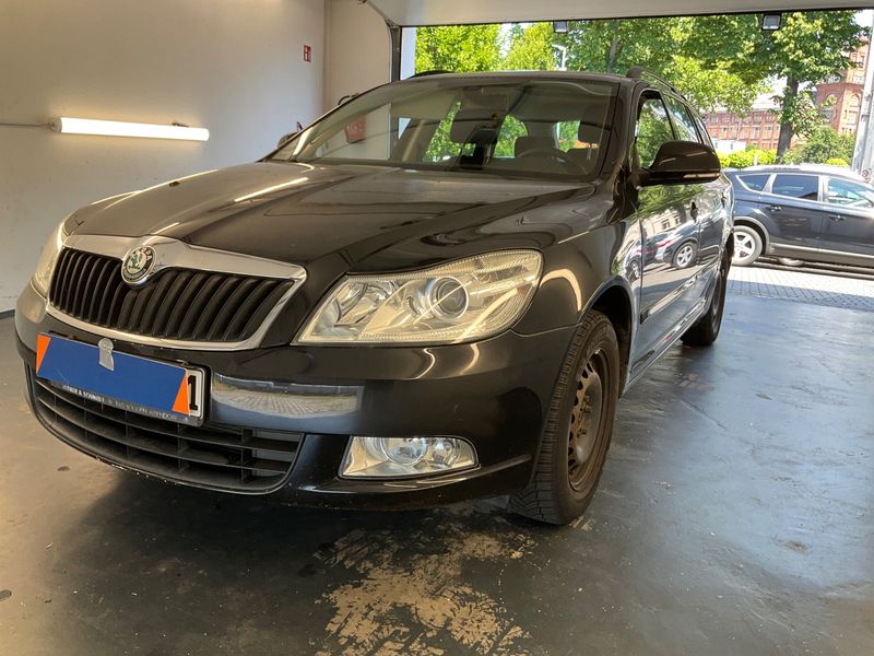 Skoda Octavia 1.6 TDI Ambiente 2011 – снимка 1