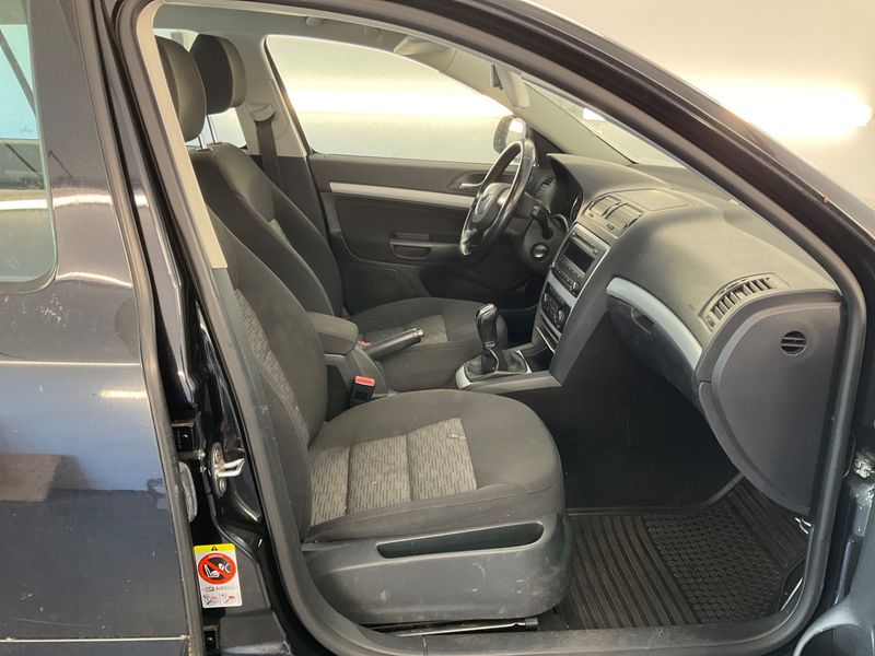 Skoda Octavia 1.6 TDI Ambiente 2011 – снимка 3