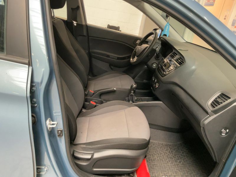 Hyundai i20 1.2 Classic blue 2017 – снимка 16