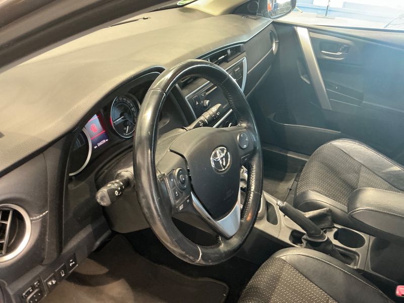 Toyota Auris 1.8 Hybrid Executive 2013 – снимка 36