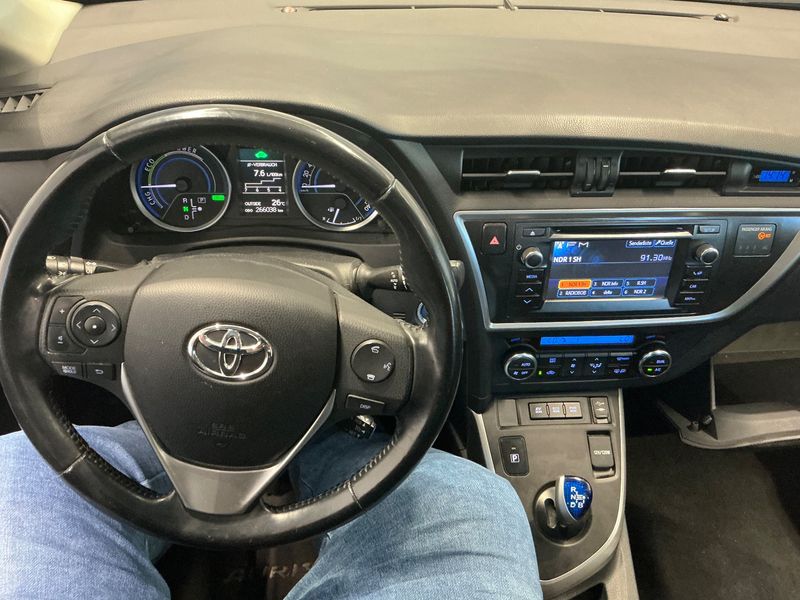 Toyota Auris 1.8 Hybrid Executive 2013 – снимка 17