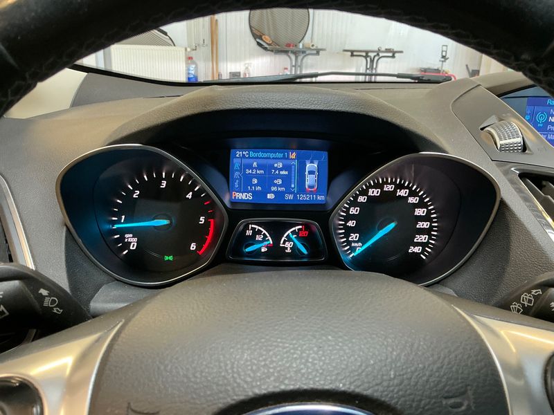 Ford Kuga 2.0 TDCi Individual 2015 – снимка 18