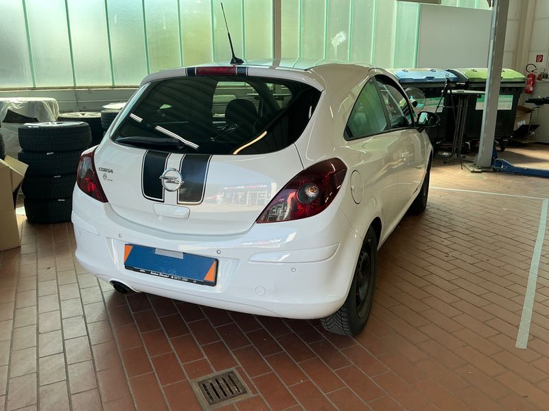 Opel Corsa 1.4 Color Edition 2011 – снимка 2