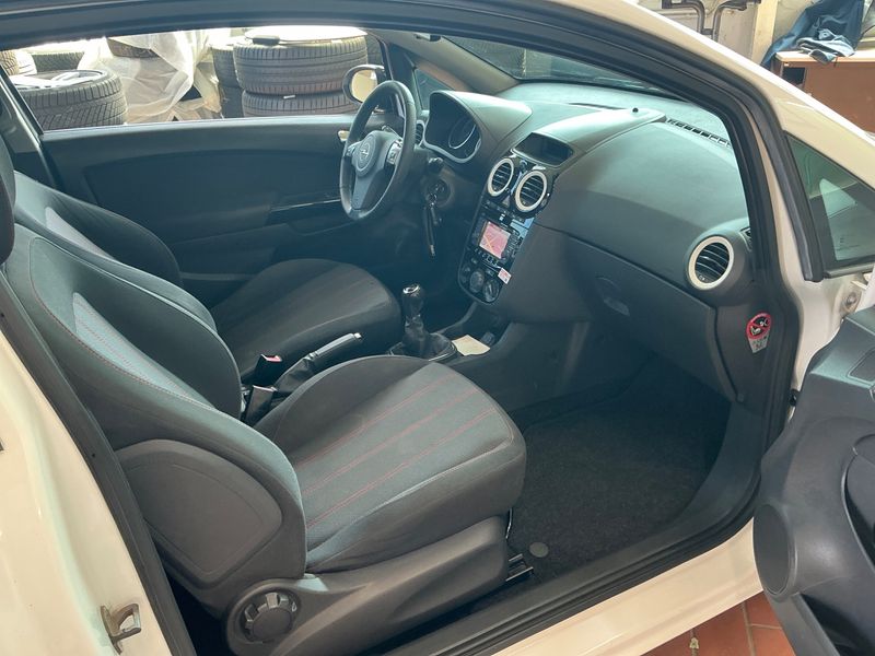 Opel Corsa 1.4 Color Edition 2011 – снимка 3