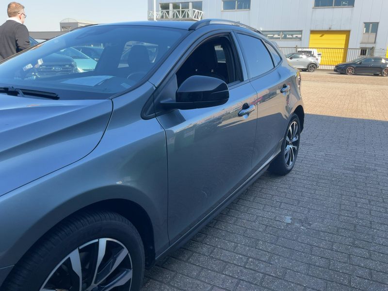Volvo V40 Cross Country 2.0 D3 2019 – снимка 2