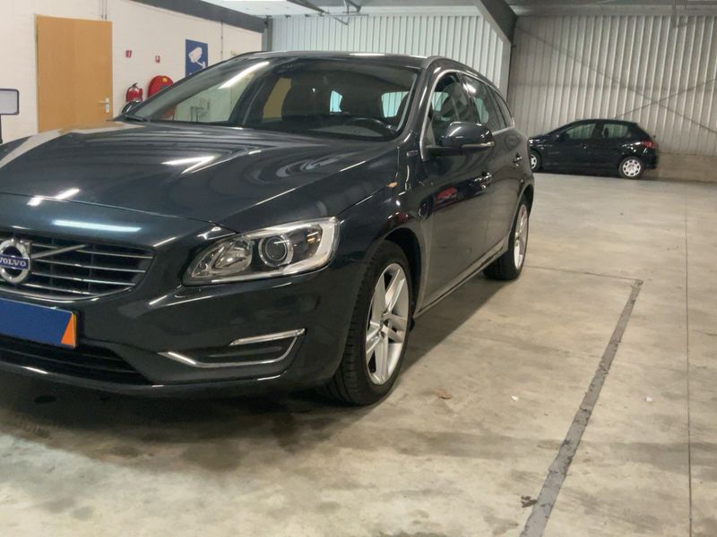 Volvo V60 2.4 D6 Plug-in Hybrid Summum AWD 2015 – снимка 2