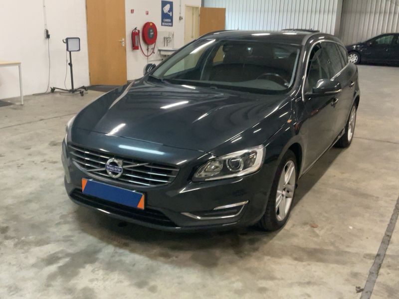 Volvo V60 2.4 D6 Plug-in Hybrid Summum AWD 2015 – снимка 1