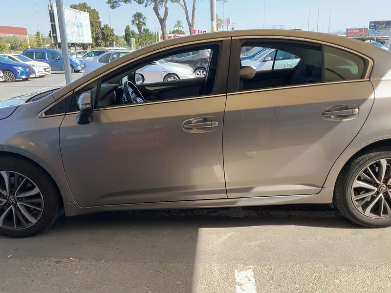 Toyota Avensis 2.0 D-4D Advance 2015 – снимка 4