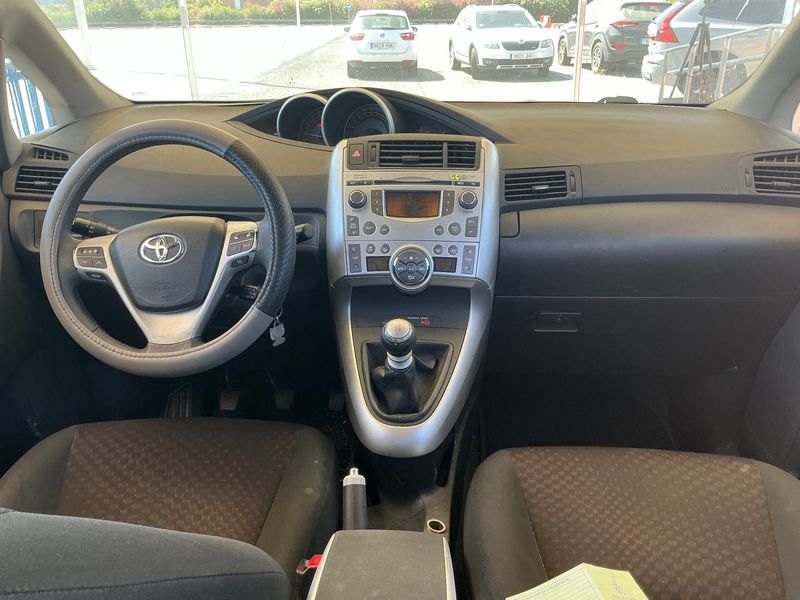 Toyota Verso 2.0 D-4D Active 2011 – снимка 17