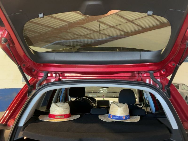 Peugeot 2008 1.2 PureTech Style 2017 – снимка 15