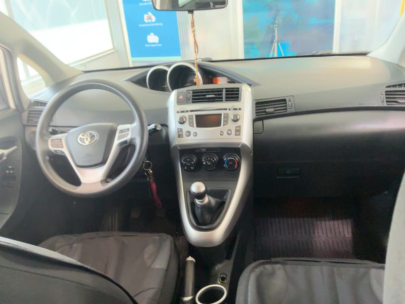 Toyota Verso 1.6 Young 2011 – снимка 18