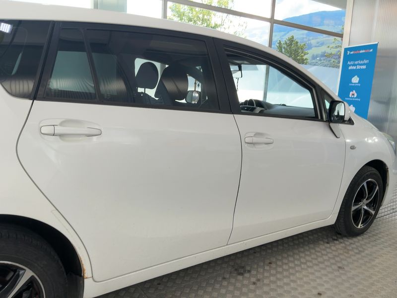 Toyota Verso 1.6 Young 2011 – снимка 10