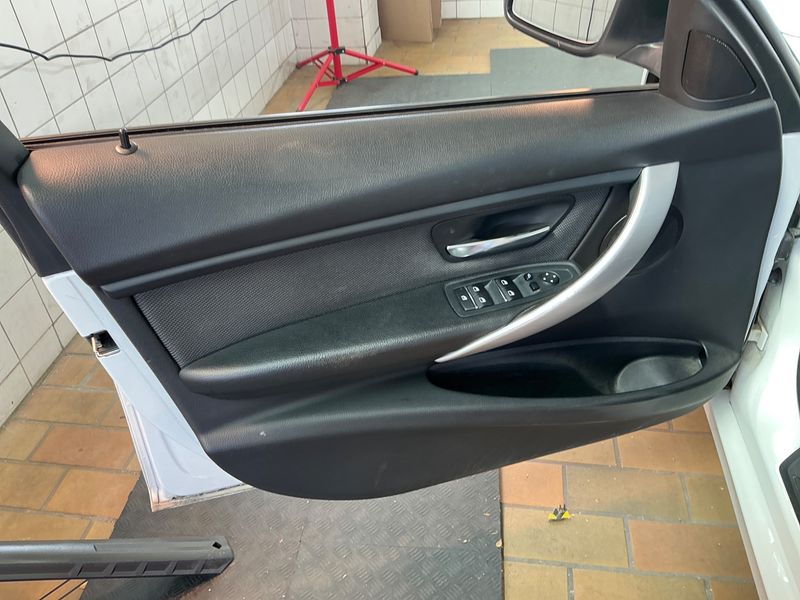 BMW 3er 320i Advantage 2018 – снимка 23
