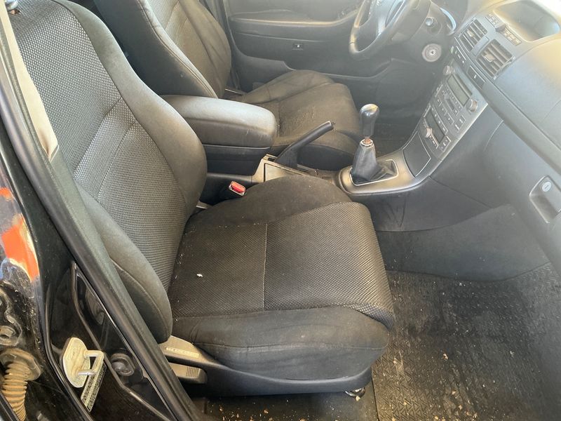 Toyota Avensis 2.0 D-4D 2004 – снимка 3
