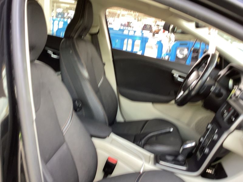 Volvo V40 Cross Country 2.0 D2 Momentum 2016 – снимка 16