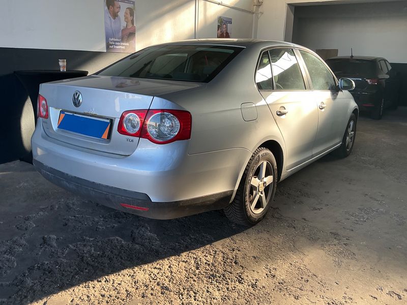 Volkswagen Jetta 1.9 TDI Trendline 2009 – снимка 2