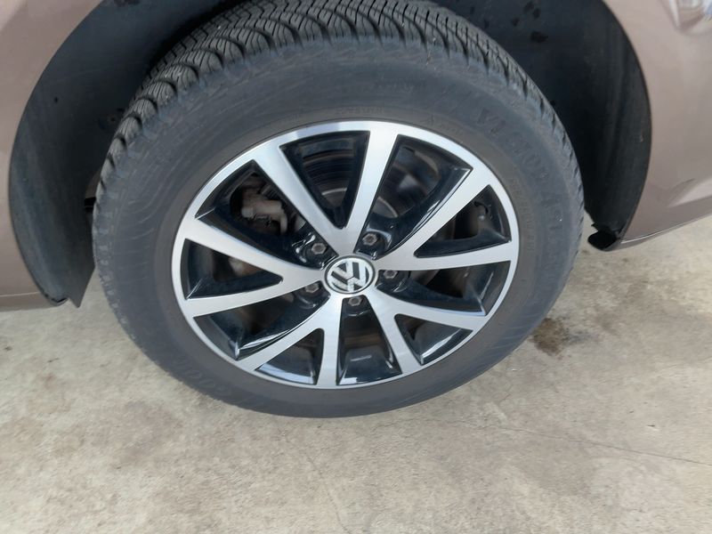 Volkswagen Touran 1.2 TSI Comfortline BlueMotion Tech 2011 – снимка 17