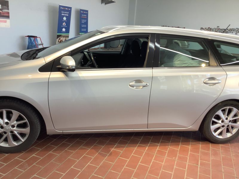 Toyota Auris Touring Sports 1.6 Life+ 2014 – снимка 4
