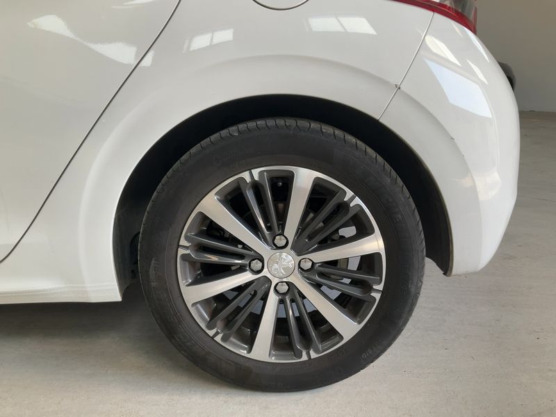 Peugeot 208 1.6 Blue-HDi Allure 2015 – снимка 5